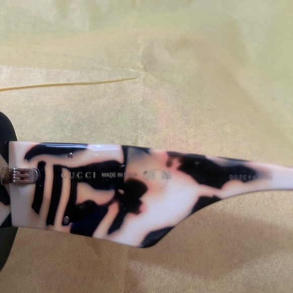 Gucci Black and Ivory Geometric Square Sunglasses with Diamond Detail - Picture 5 of 8